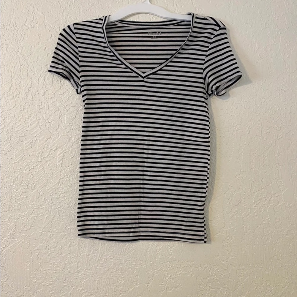 Mudd Women’s V neck T-shirt